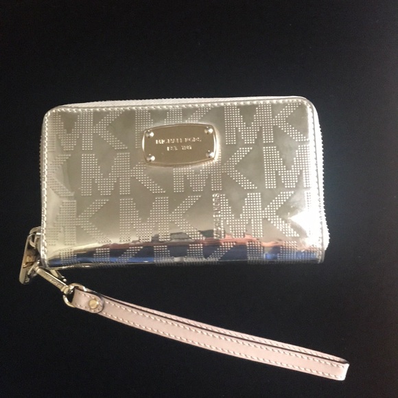 Michael Kors Handbags - Michael Kors wristlet